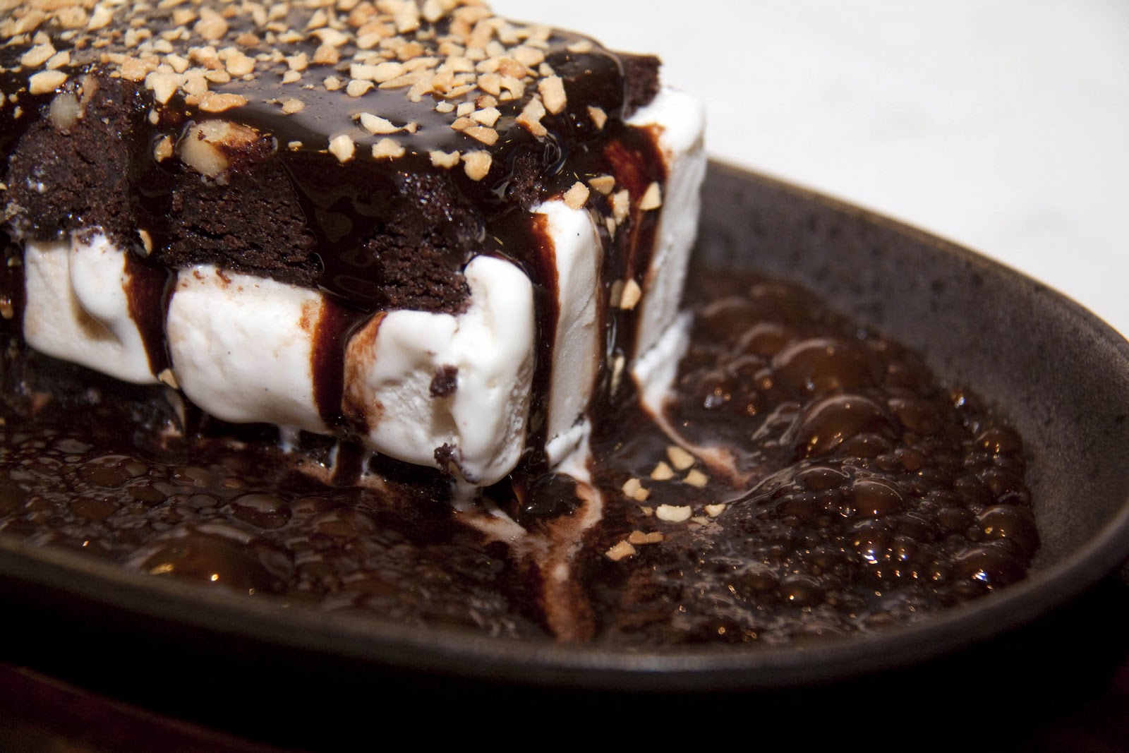 Зол ст морож слив шоко брауни с арах 800мл. Брауни десерт индийский десерт. Брауни в мультиварке. Sizzling brownie. Брауни в мультиварке рецепты.