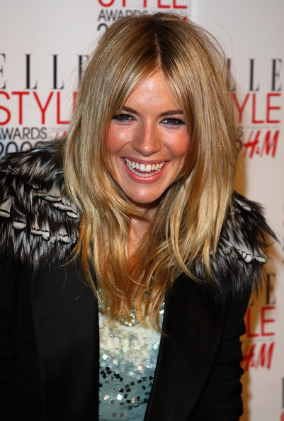  Awards 2009 wearing a medium length layered hairstyles in blond shade.