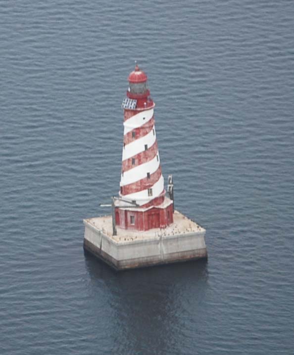 [White+Shoal+Lighthouse+close+10.5.08+crop]