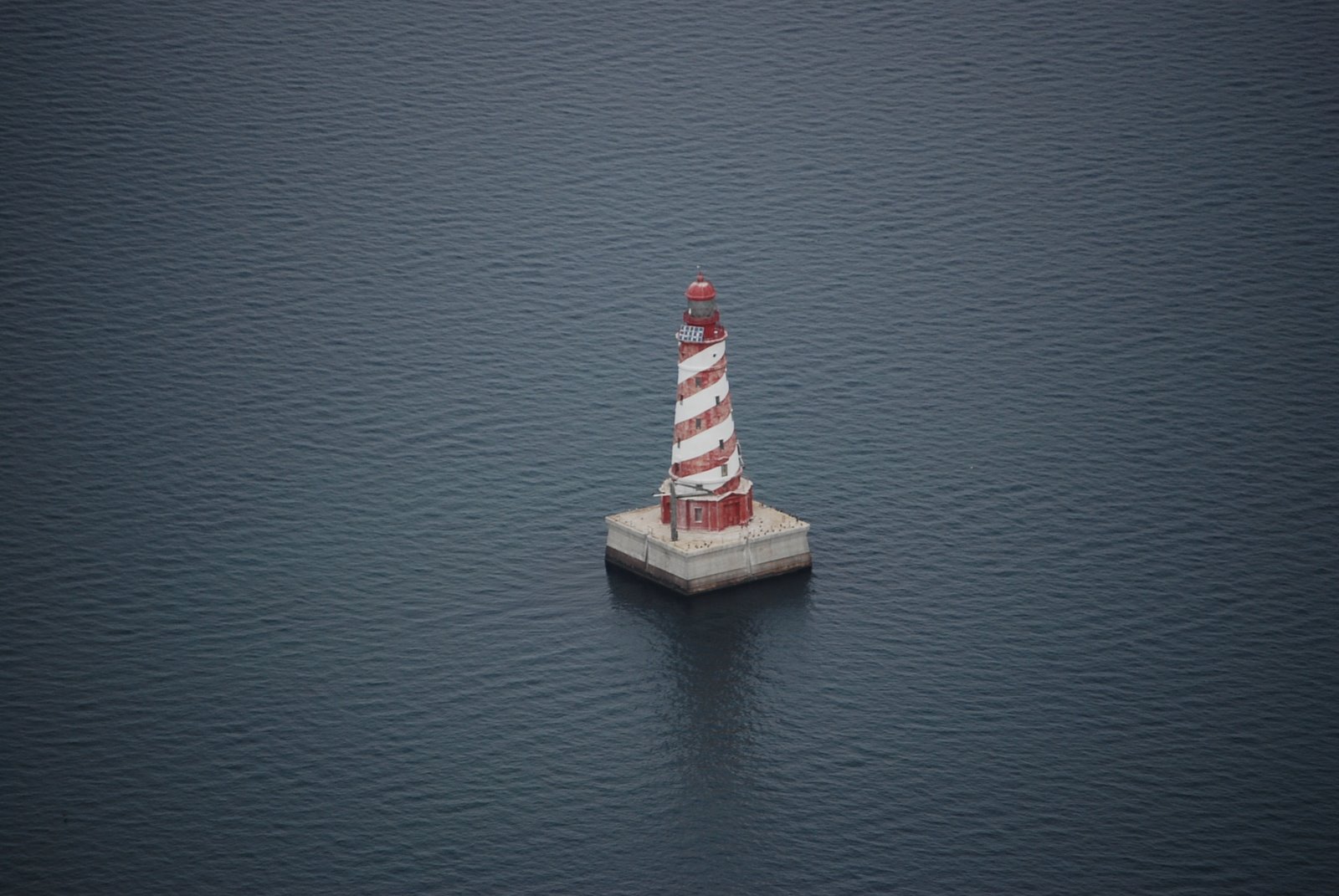 [White+Shoal+Light+close2.JPG]