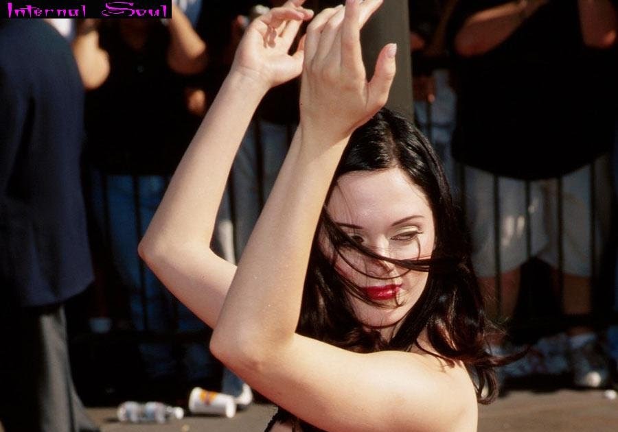 Hollywood Actress Rose McGowan Naked On Red Carpet Rspics