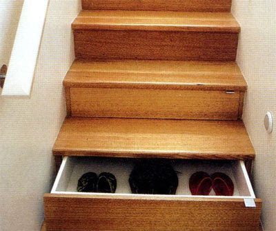 http://3.bp.blogspot.com/_3MH8UjUHOLc/SVqrUyXLCkI/AAAAAAAADhs/71zEcxJBkqM/s400/drawer-under-the-stairs.jpg