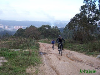 Pista que sube a La Zapateira desde Feáns
