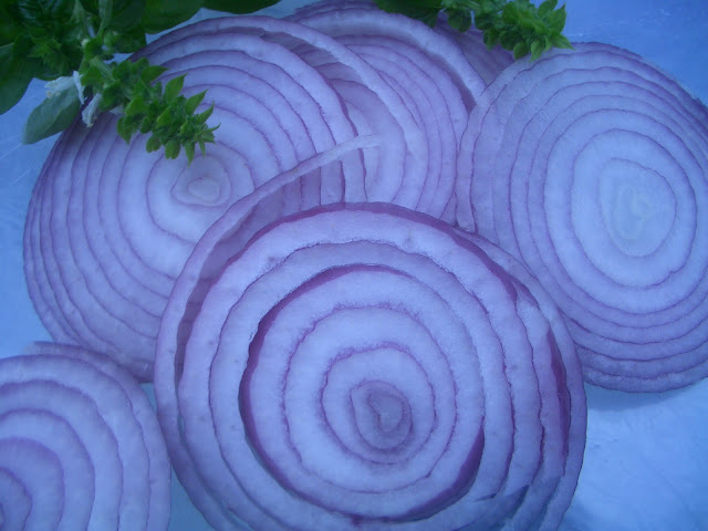red onion in slices
