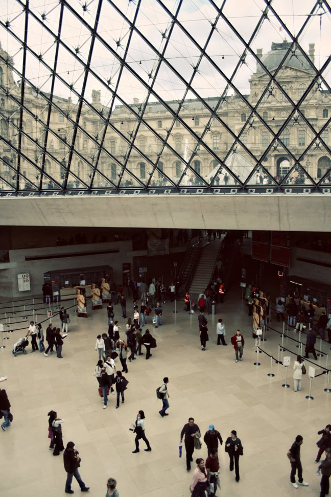 [Louvre+Escalatorresize.jpg]