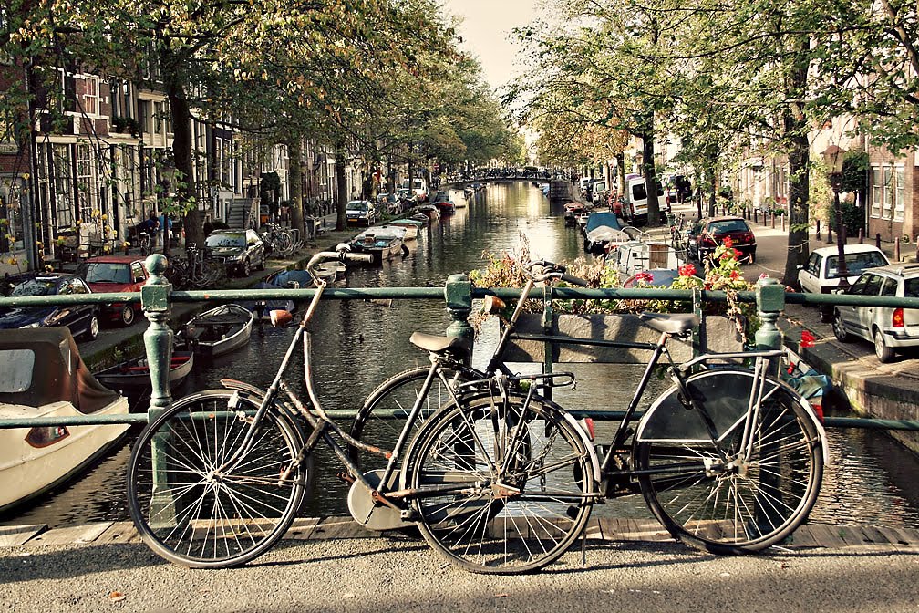 [Bikes+and+Canal+2resize.jpg]