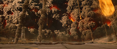 Кадр из фильма 2012: извержение вулкана
