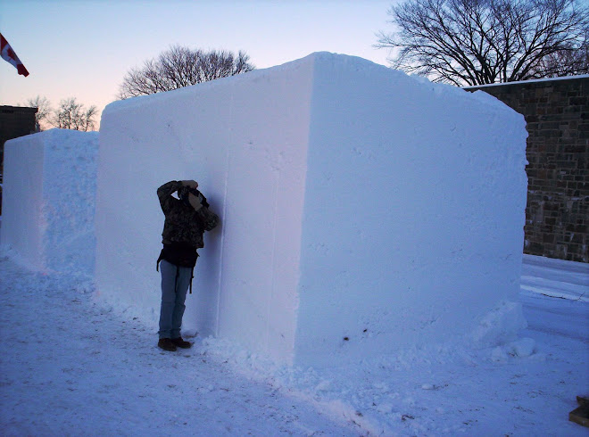 Lucio Vega fotografiando los bloques de nieve