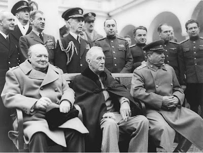 http://3.bp.blogspot.com/_3oAlWVQWAEc/SqGaRMNz3SI/AAAAAAAAEJg/U6TbEuSMuXk/s400/Conferencia+de+Yalta.+Churchill,+Roosevel+(ent%C3%A3o+muito+doente)+e+Stalin.bmp