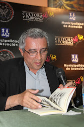Juan Manuel Romero, leyendo cuentos de "El diablo por un agujero"