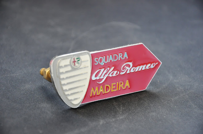 Emblema esmaltado da Squadra para colocação nas grelhas dos nossas Alfa Romeo clássicos