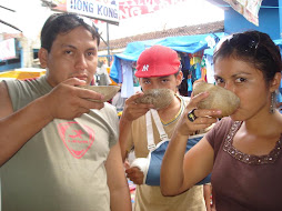 TOMANDO CHICHA DE MANI