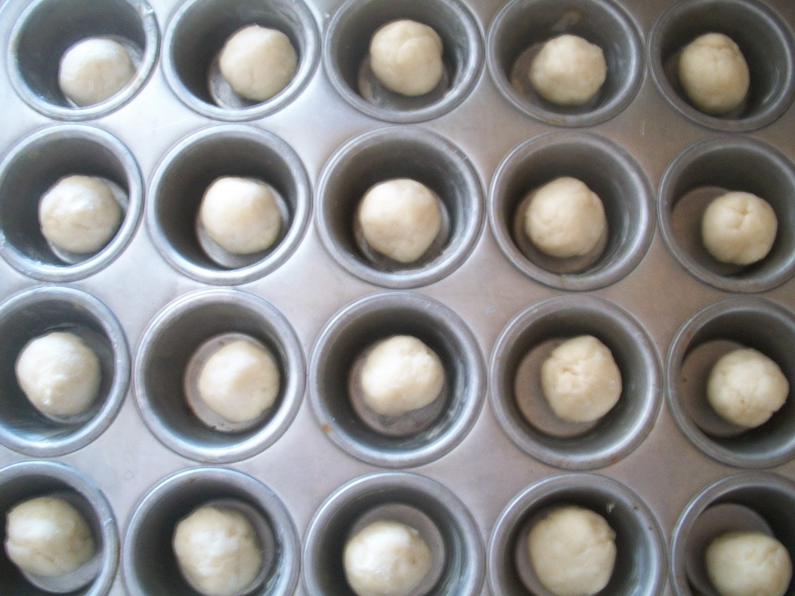 Mini Muffin Pan, 24 Forms