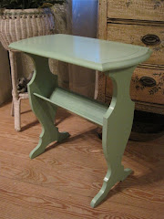 *SOLD* Sweet little vintage table (fresh green color)