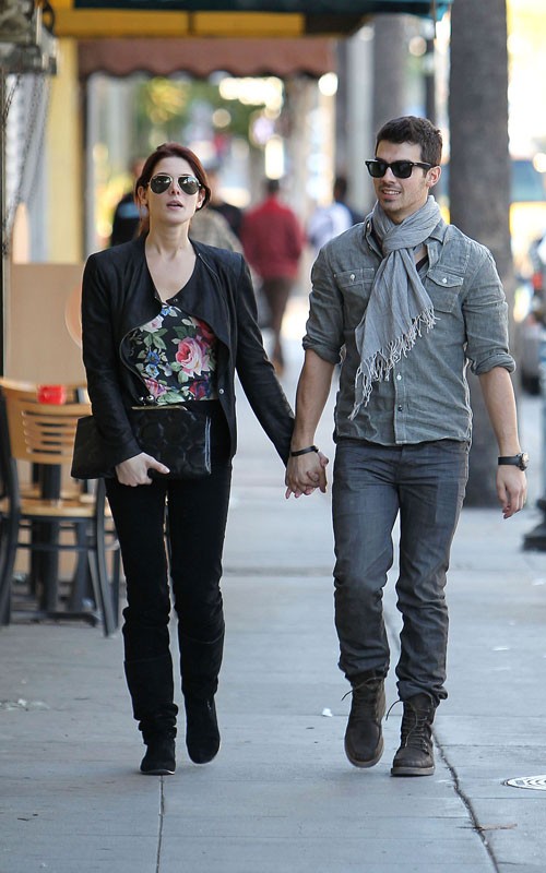 TeenCelebBuzz: Joe Jonas & Ashley Greene: Shopping Sweethearts