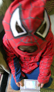 Spiderman joue a Star Wars Légo sur la DS
