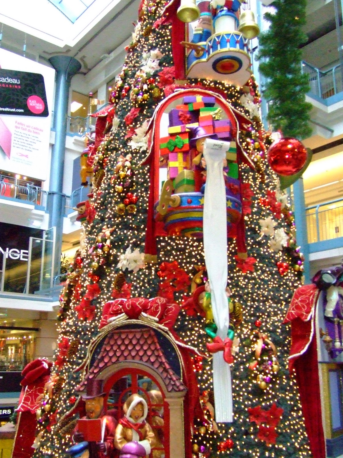 Voyageuse solitaire: Montréal Trust - Sapin de Noël