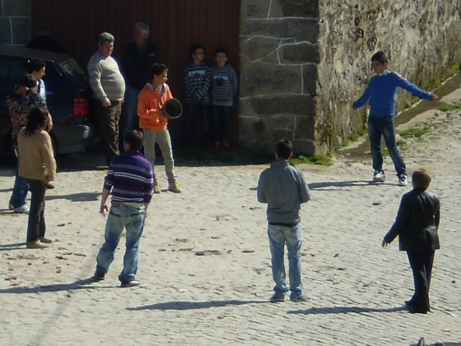 plage: Tradições de Páscoa - o jogo do panelo e o compasso