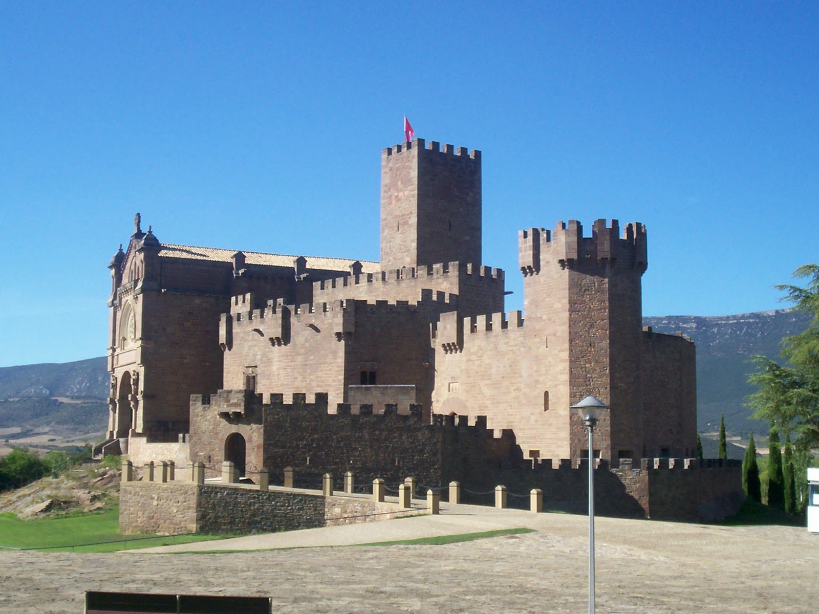Paseos por Navarra: El impresionante Castillo de Javier