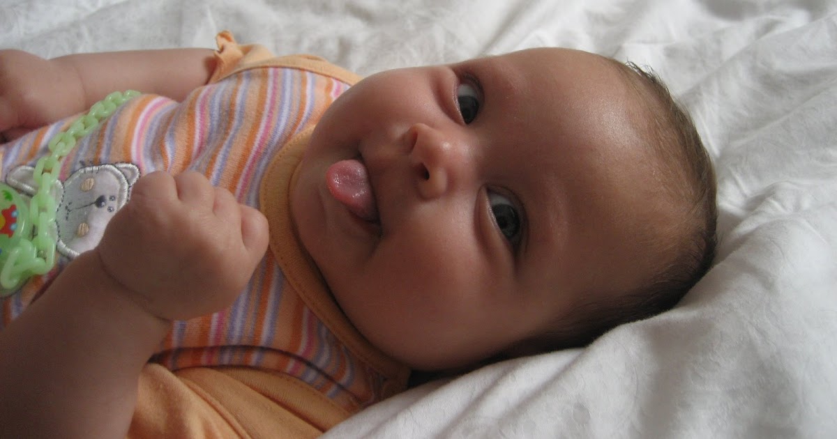 Amalia en Amélie Dewaele Amalia steekt haar tong uit! Amalia en Amélie Dewaele Amalia steekt haar tong uit!
