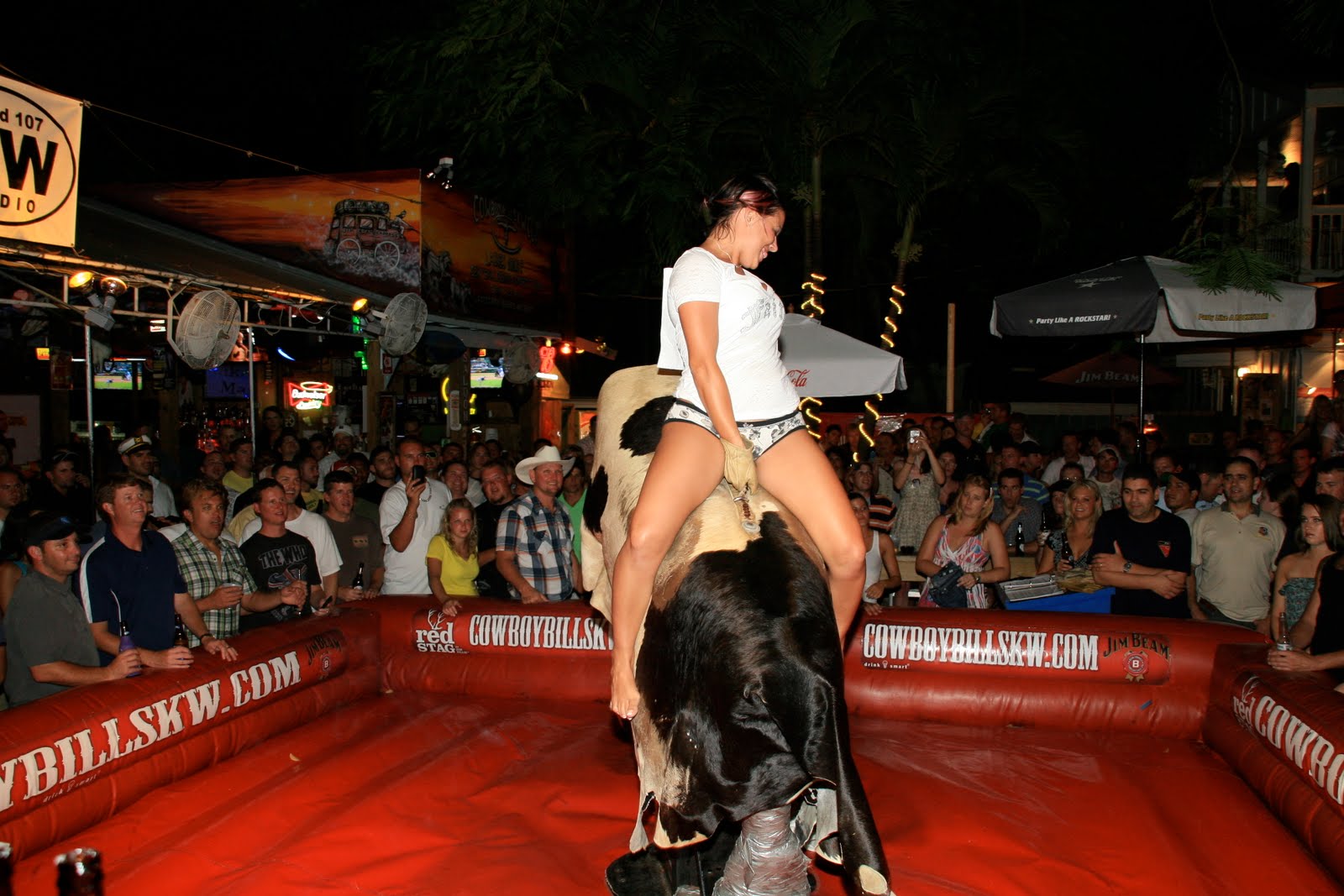 Sexiest mechanical bull ride ✔ Riding the Mechanical Bull at the LA County ...