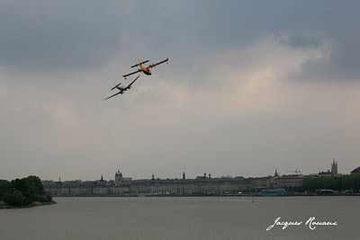 Canadair et Dakota survolant Bordeaux en patrouille