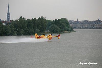 Canadair en train d'écoper sur la Garonne