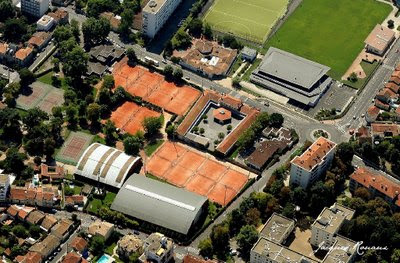 Photo aerienne du prestigieux club de tennis Villa Primrose à Bordeaux Cauderan
