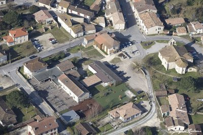 Vue aérienne de l'école de Saint Morillon pendant la récréation avec les enfants jouant dans la cour