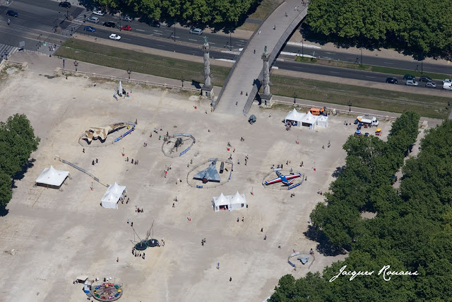 vue aérienne des avions, de l'hélicoptère du drone et de la fusée exposés sur la Place des Quinconces à Bordeaux