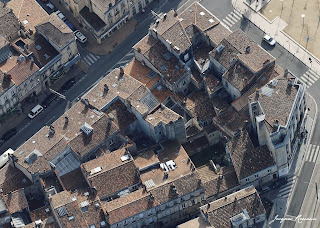 Vue aérienne des toits des immeubles en bordure de Place