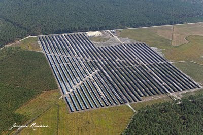 Photo aérienne de la centrale photovoltaïque sur la communauté de commune du Gabardan dans les landes.