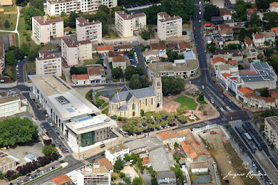 Vue aérienne du centre ville de Mérignac avec la Place de l'église, la Médiathèque, le cinéma et le terminus Tramway