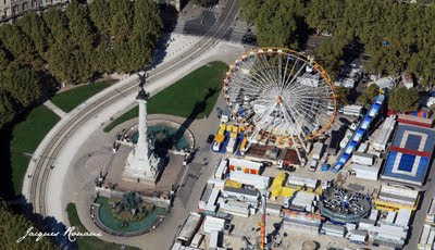 Photo aérienne Fontaine des Girondins Place des Quinconces à Bordeaux pendant la Foire aux Plaisirs