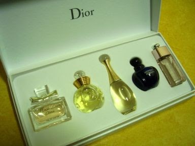 Набор духов кристиан диор. Подарочный набор chanel 5в1 духи. Набор духов chanel 5 в 1. Cherie amour духи. Набор маленьких духов.