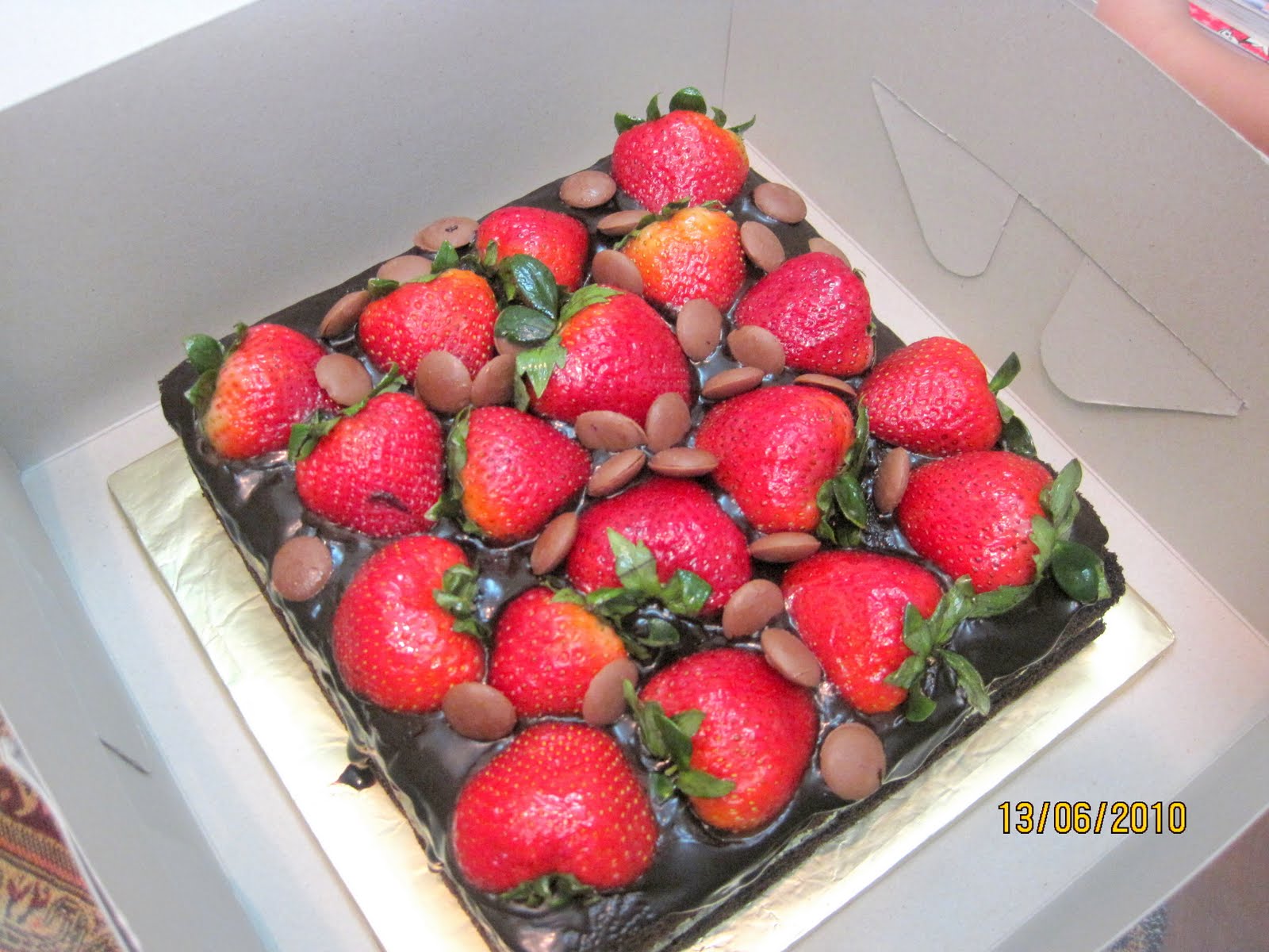 Edalina's CakeHouse Brownies kukus lapis cheese wif fresh strawberry