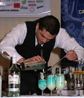 Barman Preparando Cocktail