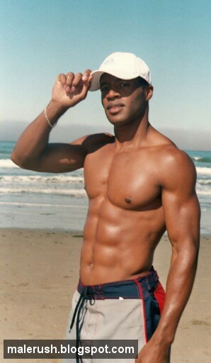 [hunk+on+the+beach.jpg]