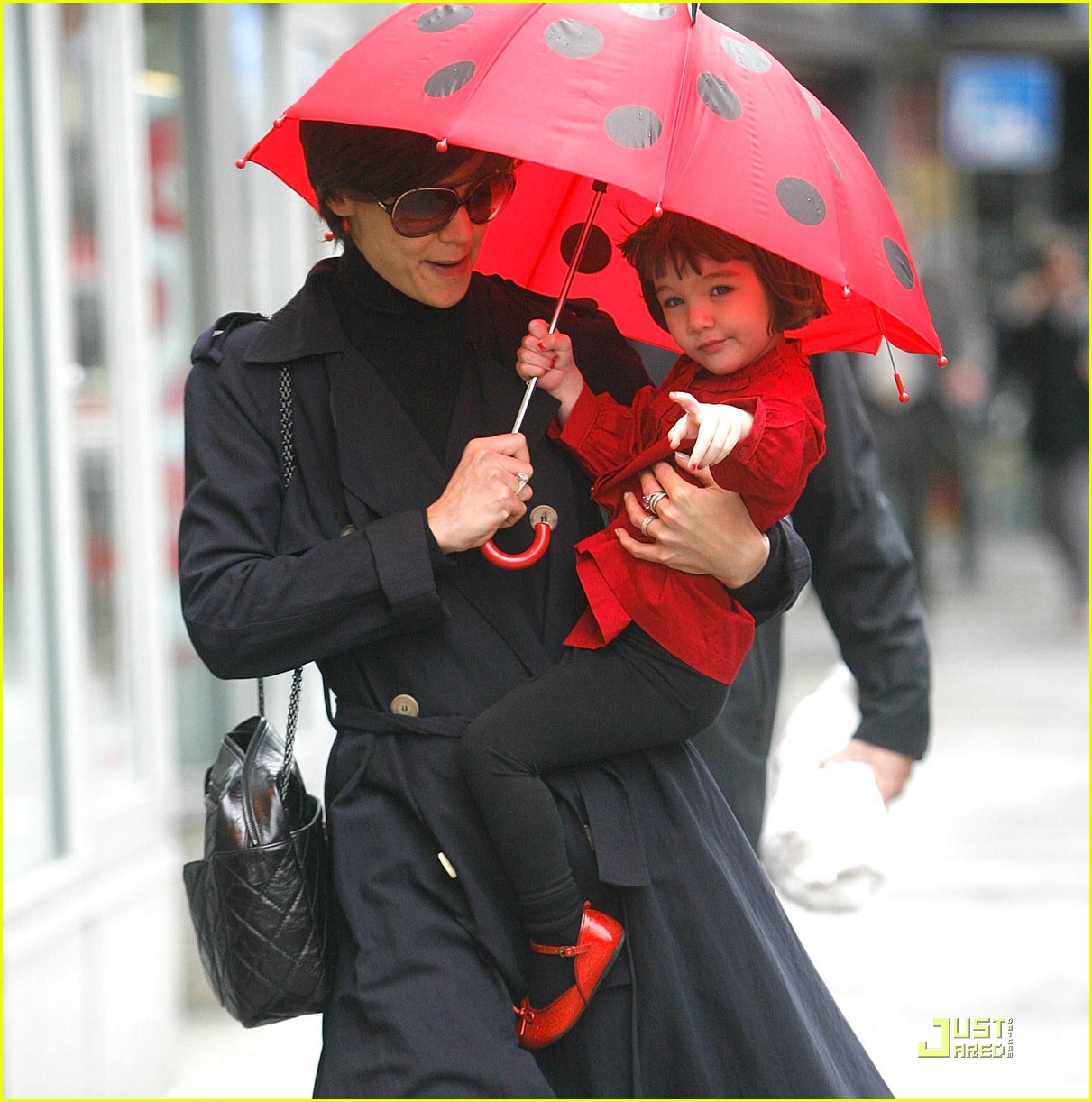 Мама зонтик. С мамой под зонтом. Зонт для детей. Мама с ребенком под зонтом. Дети под зонтом.