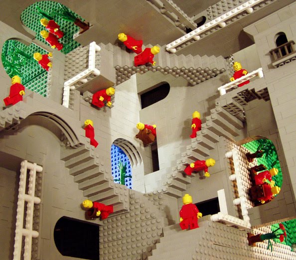 Composizione Lego di A. Lipsom ispirata a "Relatività" di Escher