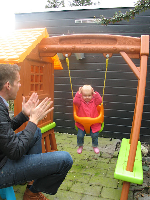 En op de schommel