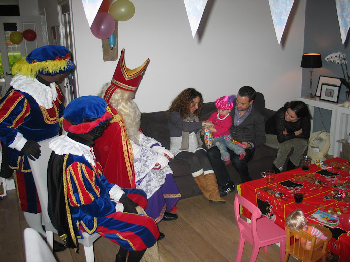 Sinterklaas komt bij Roos thuis