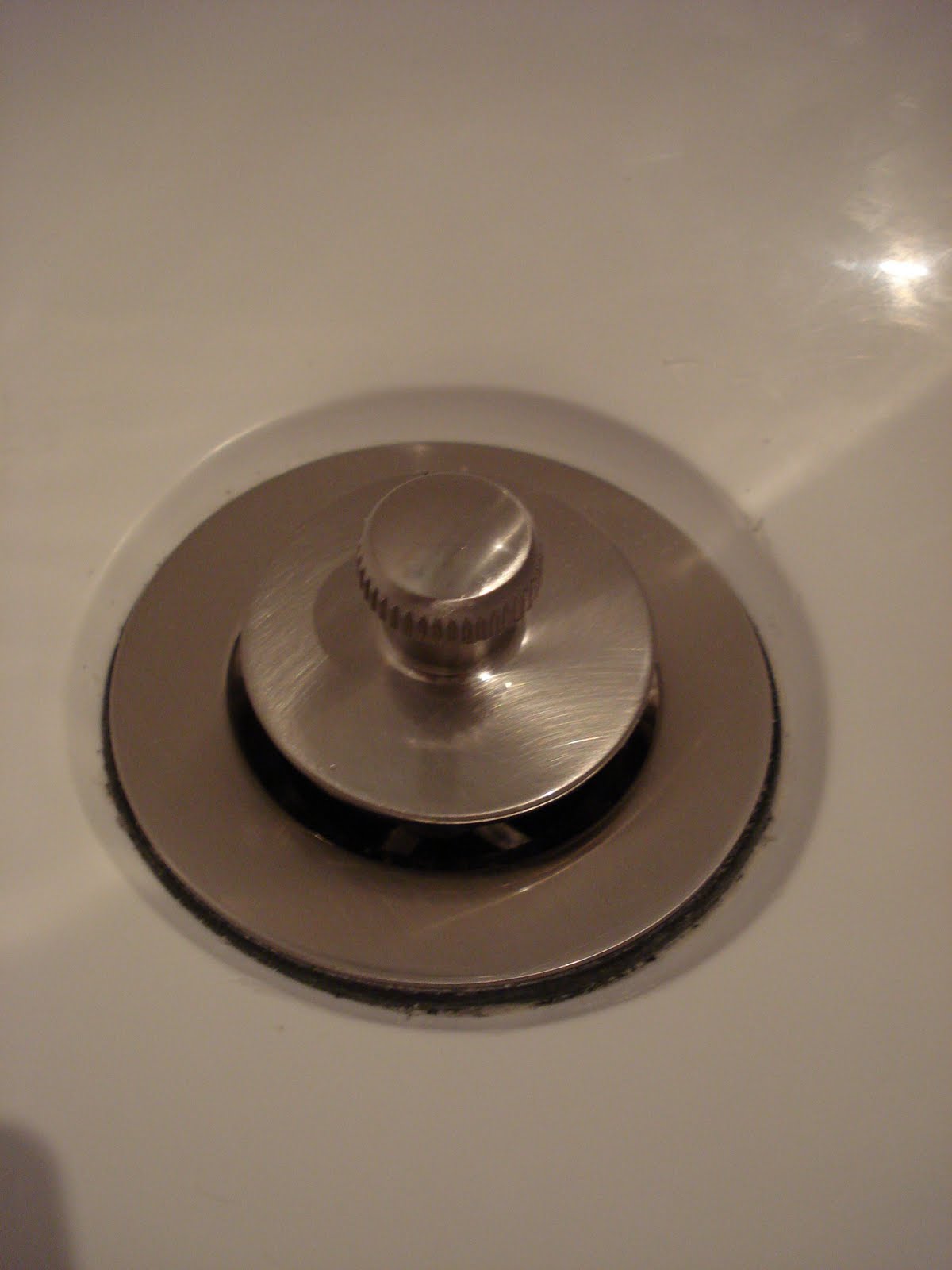 White Wood DIY , how to replace an old tub drain