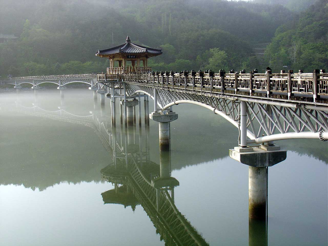 Красивое видео китая. Мост Лэшань Сычуань Китай. Мост Шинкио Япония. Мост Наньпу Шанхай. Лунный мост Тайбэй Тайвань.