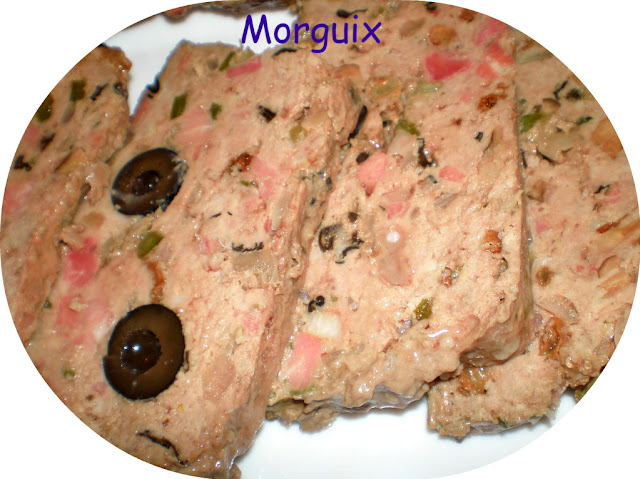 Fiambre o pastel de carne con aceitunas, setas, pasas y jamón