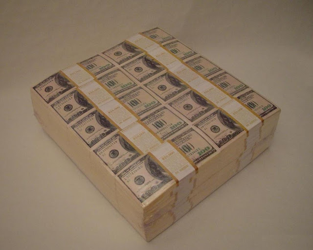 Klaus Guingand artwork: IN GOD WE TRUST / "$ One Million cash"  1999. Digital prints on paper, plastic vacuum. 12,9 x 4,3 x 12,2 inches - 22 livres 33 cm x 12 cm X 31,1 cm - 10 Kg Dollart TM © Klaus Guingand