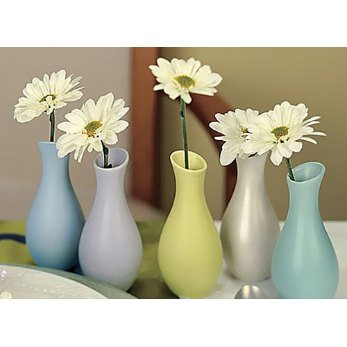 Picnic Weddings Tiny Vases with Daisies to Decorate Your Tables and