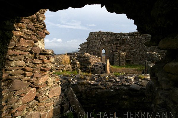 [P1000488ballinskelligsabbey.jpg]