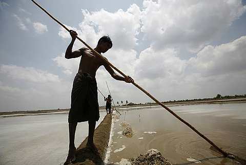 [Cyclone+Nargis17.jpg]