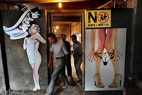 [Visitors+try+6.jpg]